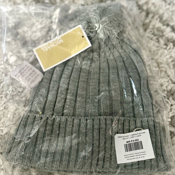 ?MICHAEL KORS??NWT?GRAY RIBBED KNIT BEANIE HAT WITH POM main image 12